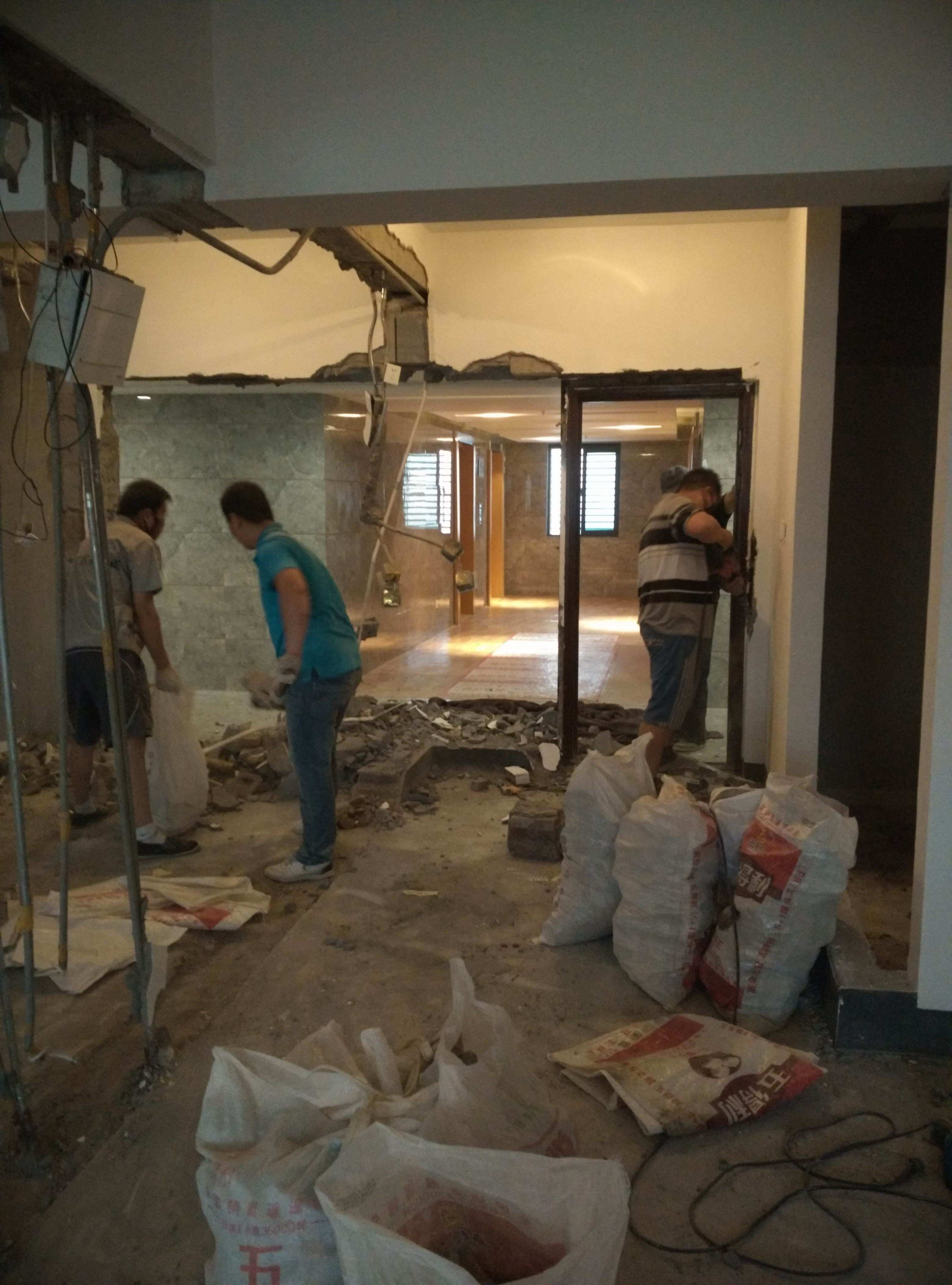 辦公室拆除，現(xiàn)場(chǎng)討論拆除方案